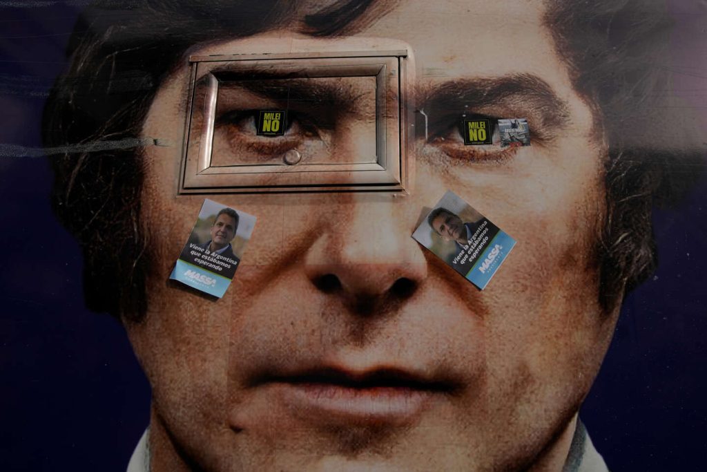 ماذا تخبرنا شخصية خافيير مايلي عن الأزمات التي تمر بها الأرجنتين؟ فهم في ثلاث دقائق