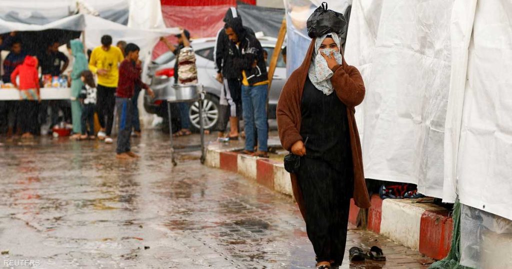 الشتاء قادم.. معاناة إضافية تنتظر النازحين في قطاع غزة