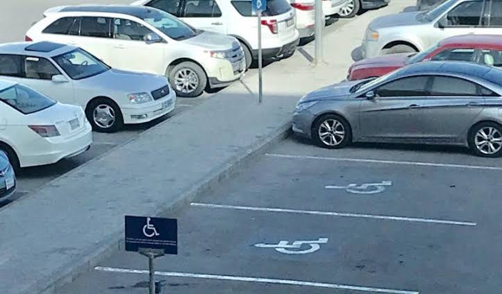 ضبط 2063 مركبة وقف أصحابها بأماكن ذوي الإعاقة