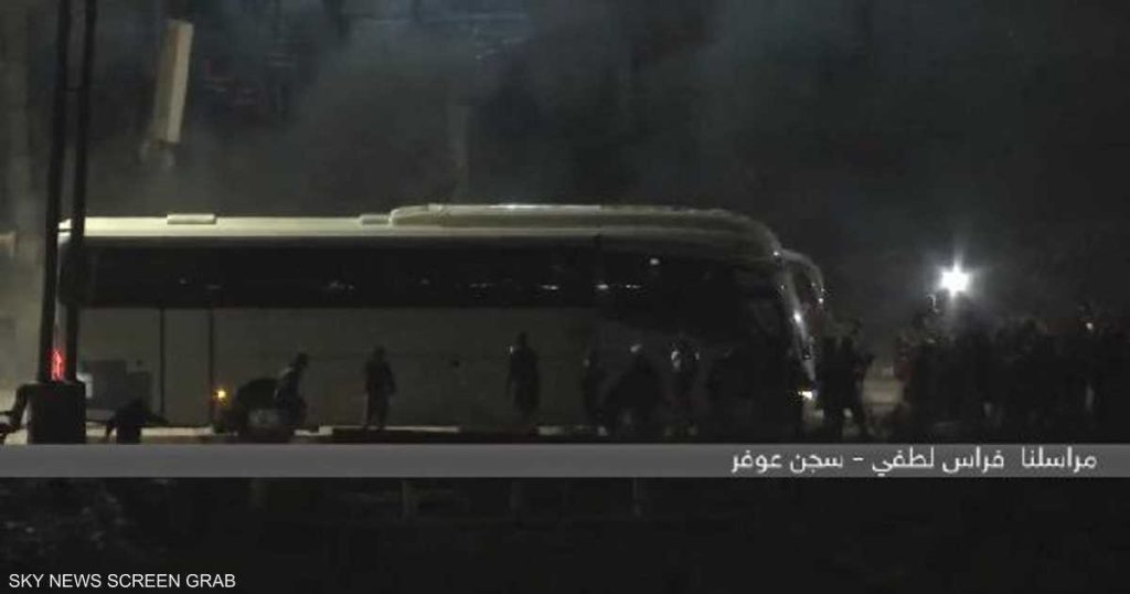 فيديو.. تحرك حافلة الفلسطينيين المفرج عنهم من سجن عوفر للضفة