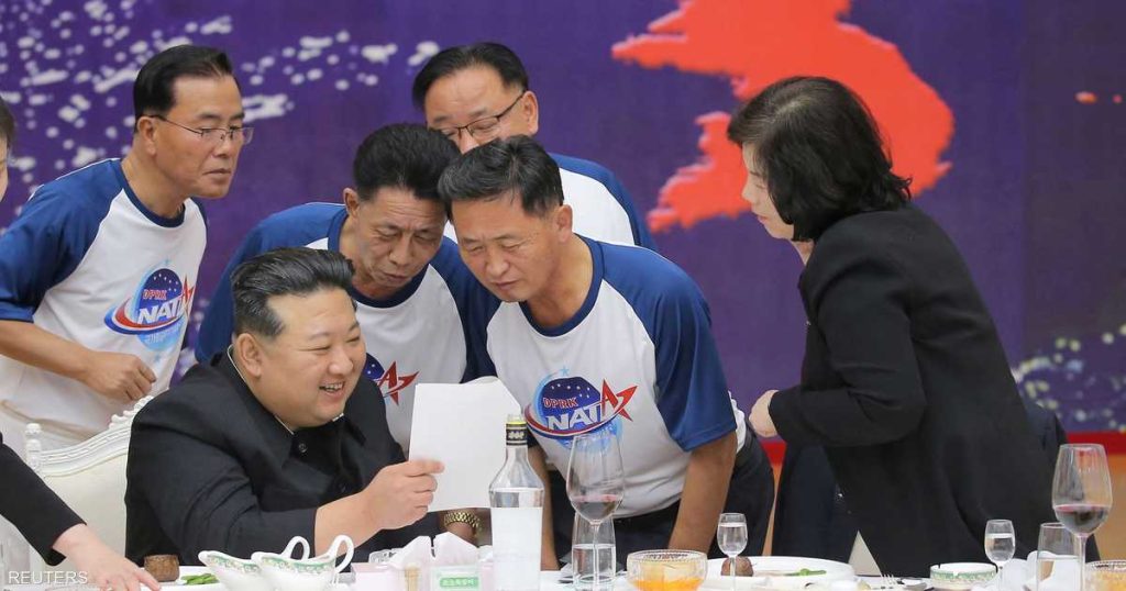 التقطها “حارس الفضاء”.. كيم جونغ يتفقد صورا لقواعد أميركية