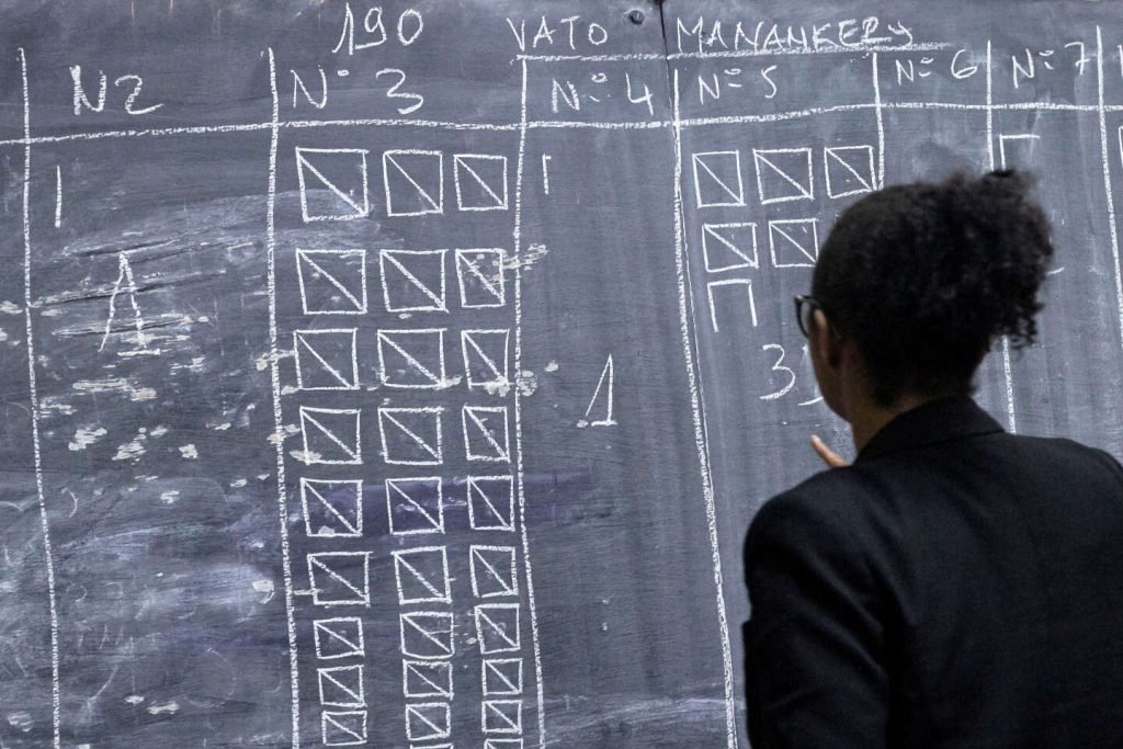 المراقبون الدوليون يدعون إلى الحوار