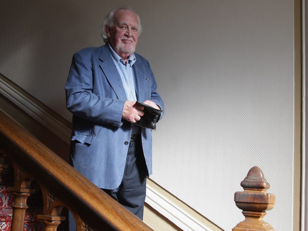 اشتهر بدوره في “سلاح قاتل 2”.. رحيل الممثل البريطاني جوس آكلاند عن 95 عاما