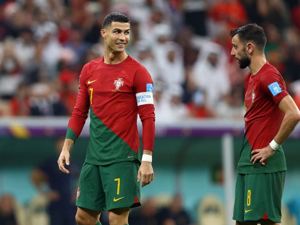 شاهد- كان يعطي تعليمات لزملائه.. هل سخر رونالدو من زميله برونو فيرنانديز؟