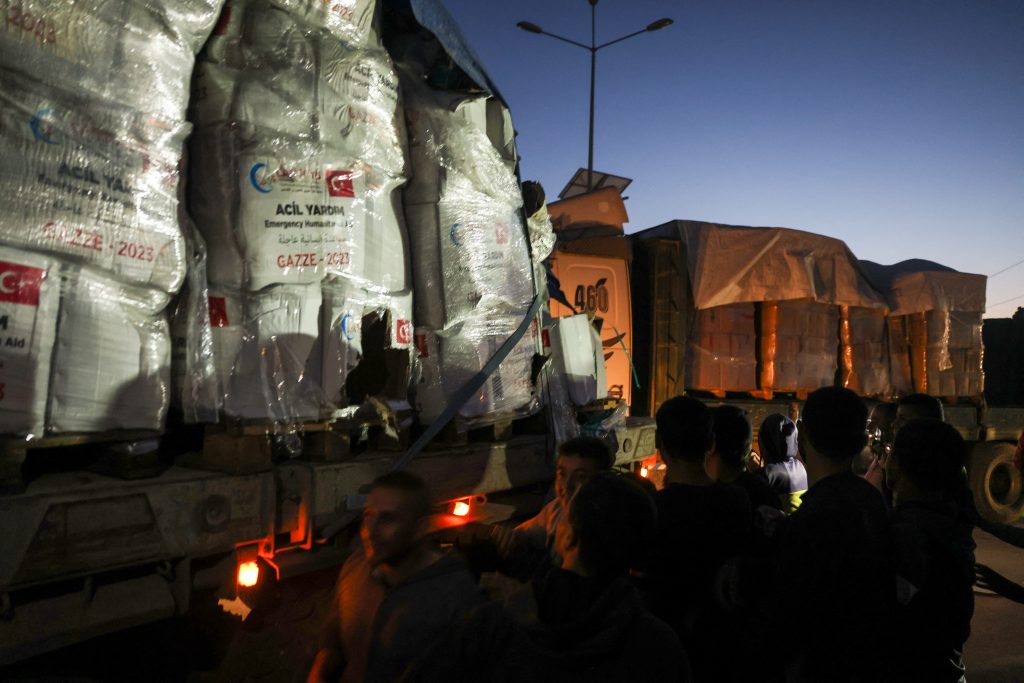 “أكبر قافلة إنسانية” تدخل غزة منذ 7 أكتوبر