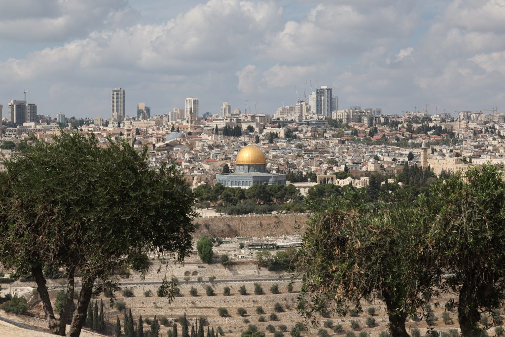 اعتراض عدة صواريخ في أجواء القدس