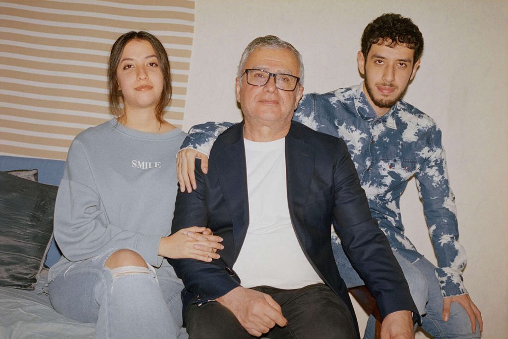 وراء جائزة نوبل للسلام، عائلة متماسكة في المنفى في فرنسا