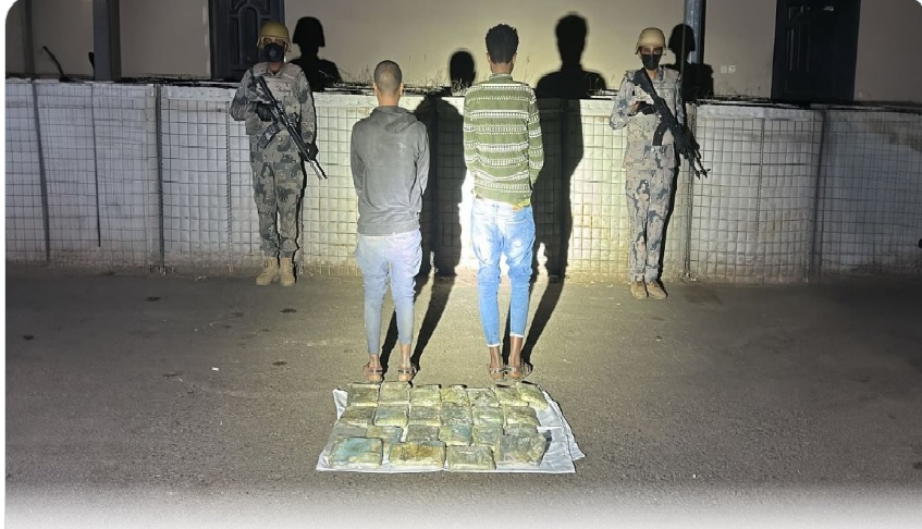 حرس الحدود بجازان يقبض على مخالفين لتهريبهما 24 كجم من الحشيش