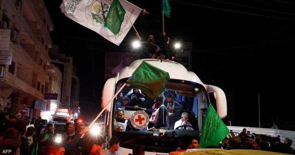 سابع عملية تبادل.. 30 فلسطينيا مقابل 10 رهائن من غزة