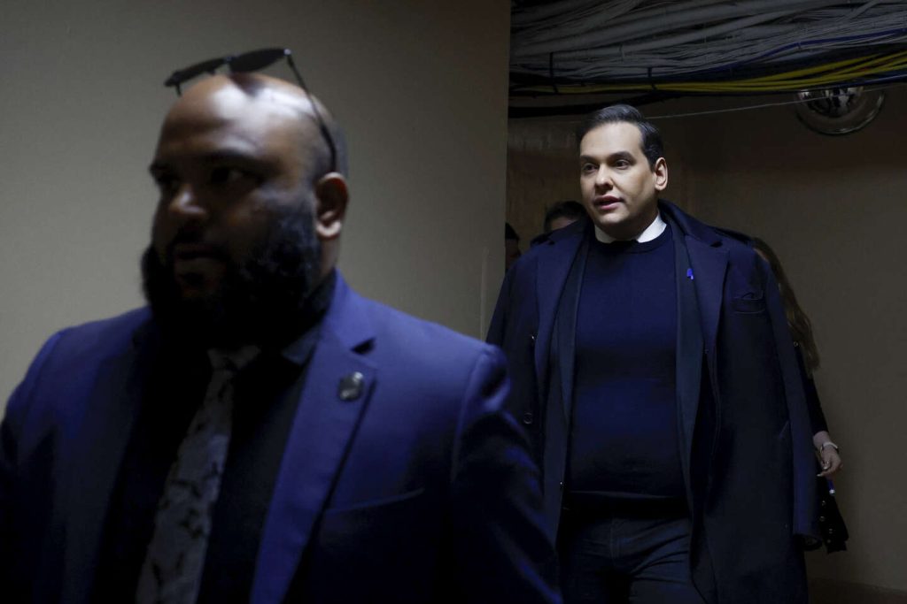 وفي الولايات المتحدة، طرد الجمهوري جورج سانتوس من الكونغرس