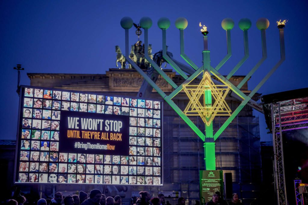 وفي ألمانيا، تريد ولاية ساكسونيا أنهالت أن تطلب من المهاجرين الاعتراف بوجود إسرائيل