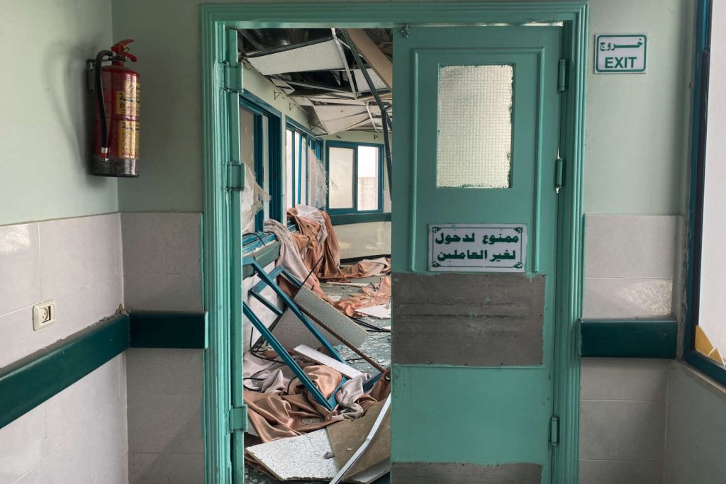 وفي غزة، يعاني النظام الصحي من المعاناة بين الهجمات على المستشفيات وإطلاق النار على الموظفين والأوبئة