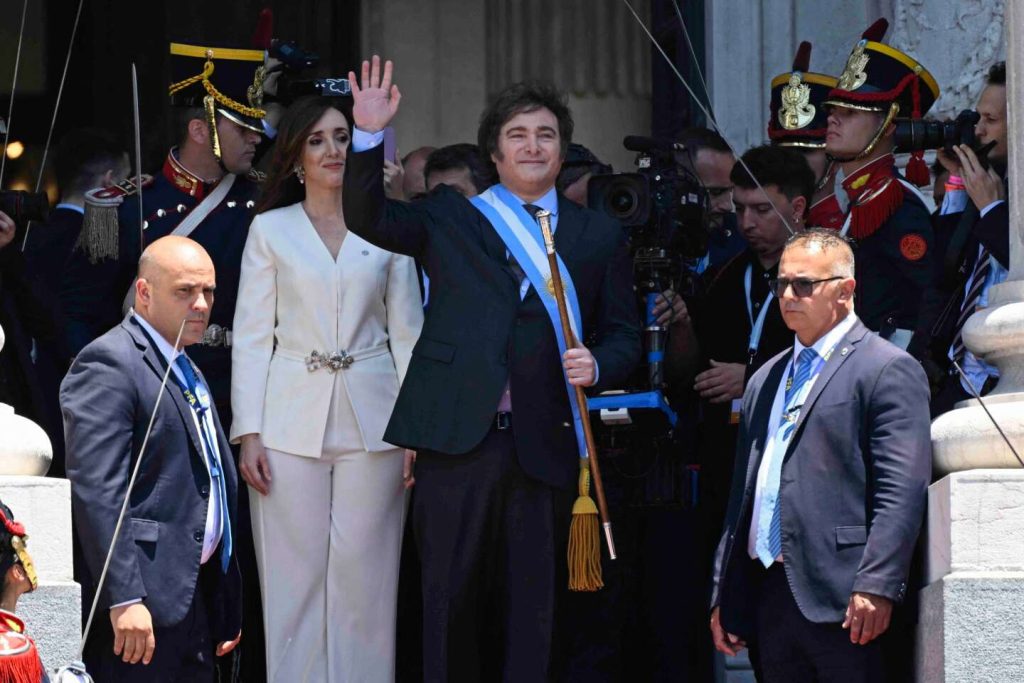 خافيير مايلي، الذي بالكاد تم تنصيبه رئيساً، يعد بـ “صدمة وتعديل”