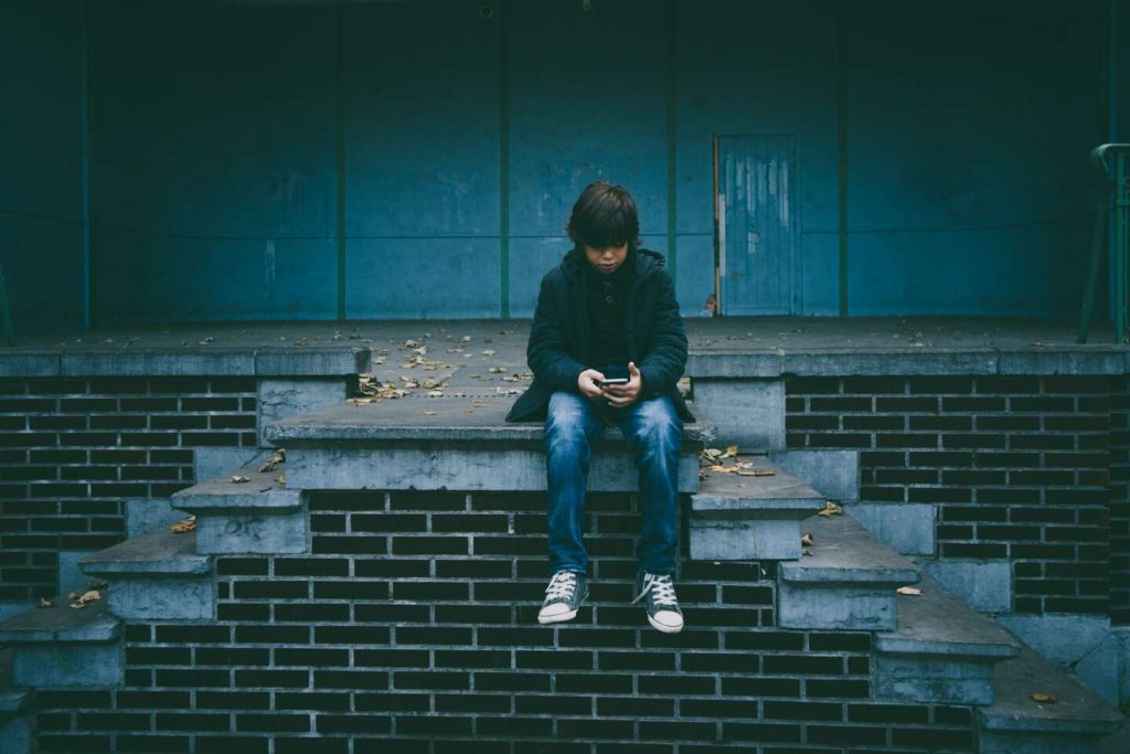 وفي إسبانيا، يحشد الآباء جهودهم لحظر الهواتف المحمولة للأطفال دون سن 16 عامًا