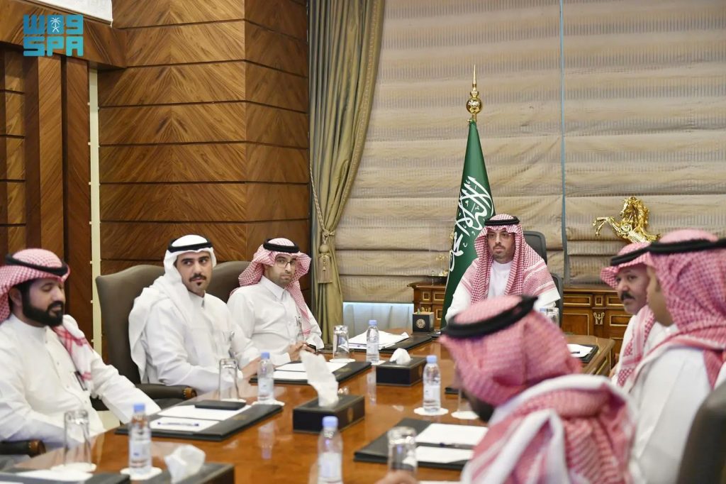 محافظ جدة يرأس اجتماعاً لاستعراض مبادرة “لنجعل رمالنا الذهبية خضراء”