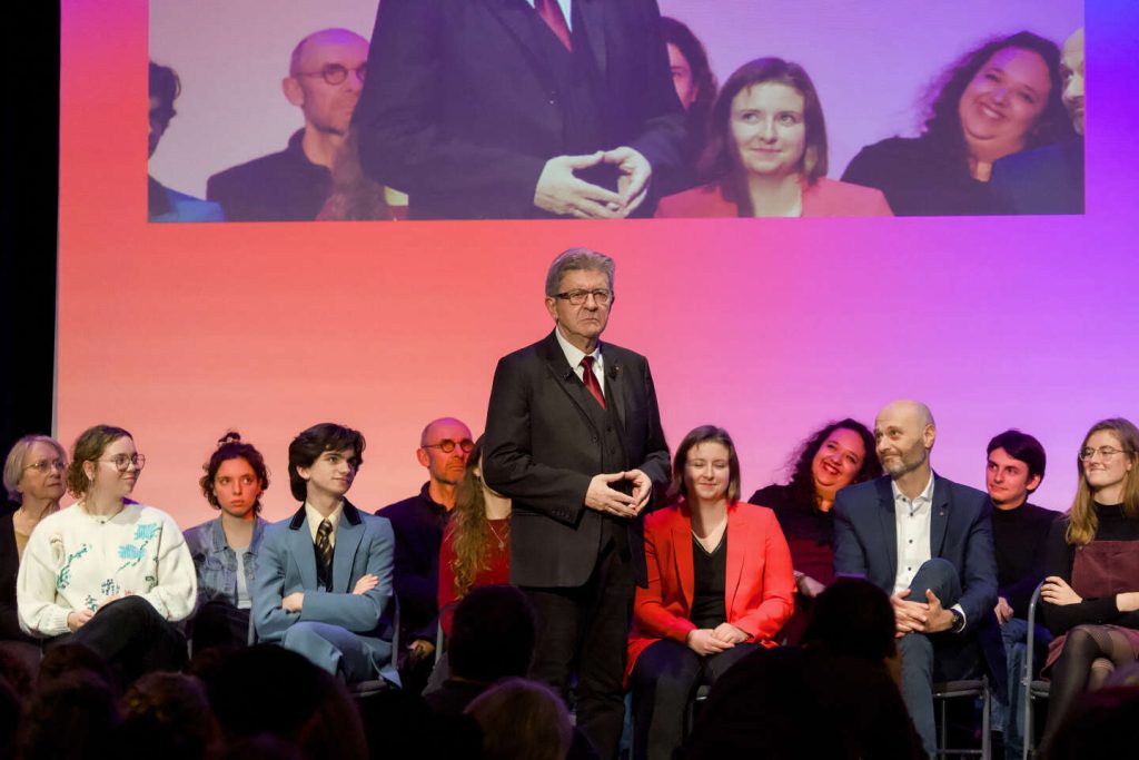 كيف تميز حركة La France insoumise نفسها عن بقية اليسار