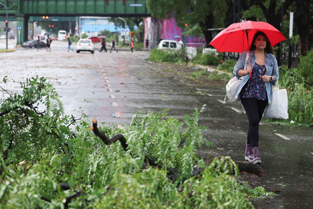 في الأرجنتين، تقتل عاصفة ثلاثة عشر شخصًا وتسبب دمارًا كبيرًا