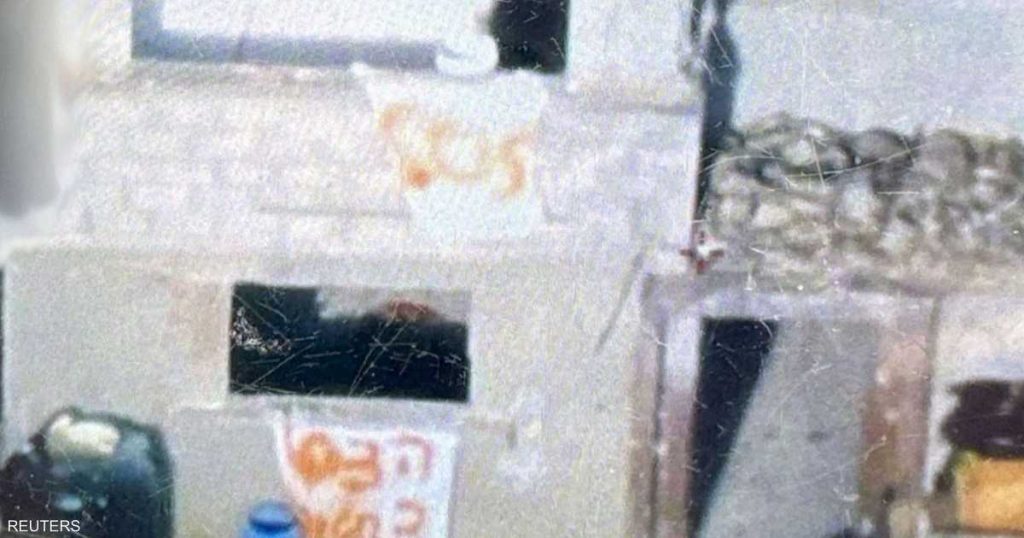 إسرائيل: عثرنا على لافتات تحمل نداءات استغاثة بمخبأ الرهائن