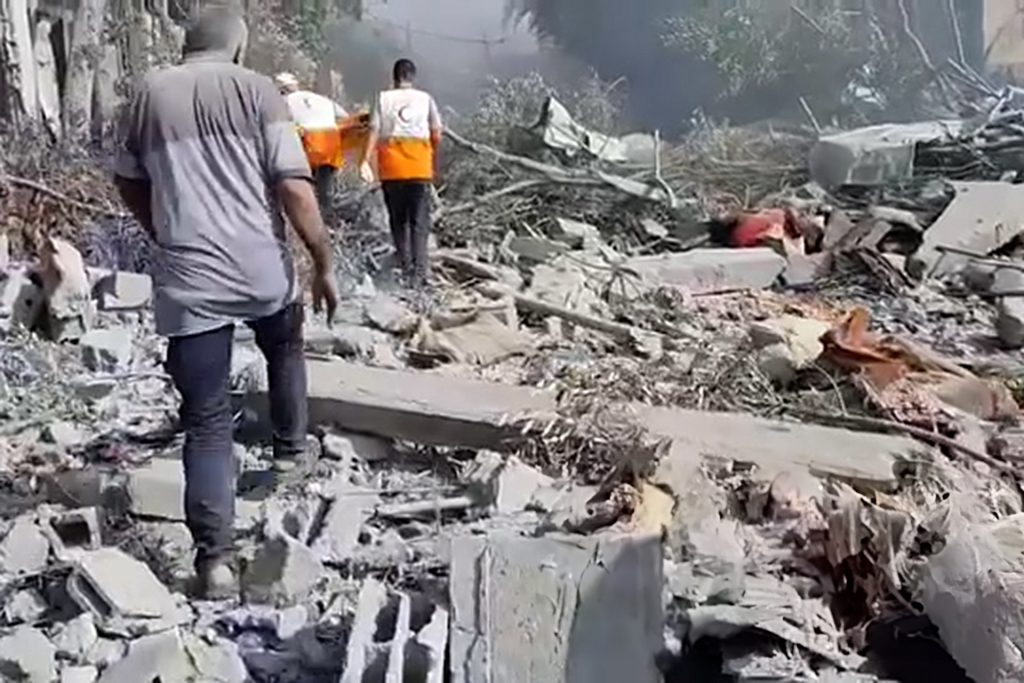 مجلة إسرائيلية: صرخات العالقين تحت الأنقاض في غزة تقض مضاجع عمال الإنقاذ