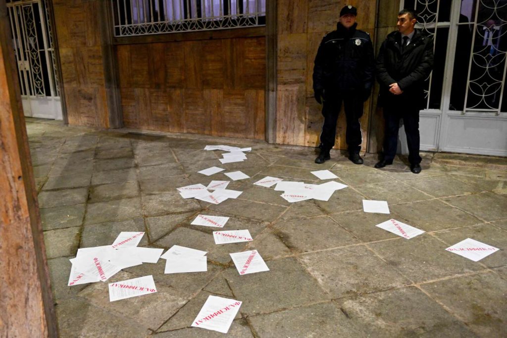 وفي صربيا، أجريت صناديق اقتراع جديدة في ثلاثين مركز اقتراع بعد الانتخابات المتنازع عليها