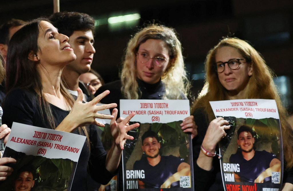 بريطانيا: رحلات استطلاعية فوق غزة للمساعدة في تحديد مكان الرهائن