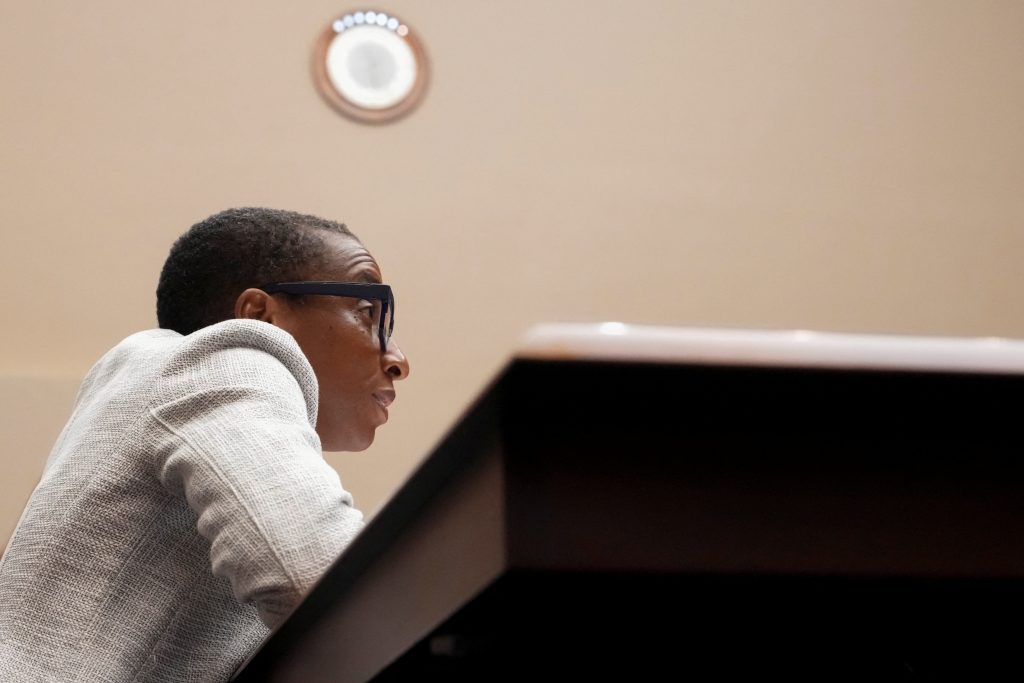 بعد ضجة “معادة السامية”.. هارفارد تقرر استمرار غاي رئيسة للجامعة