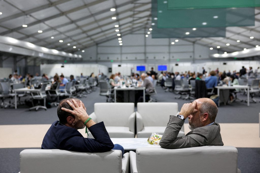 حتى مطلع الفجر.. قمة المناخ تدخل وقتا إضافيا بحثا عن “قرار بالإجماع”