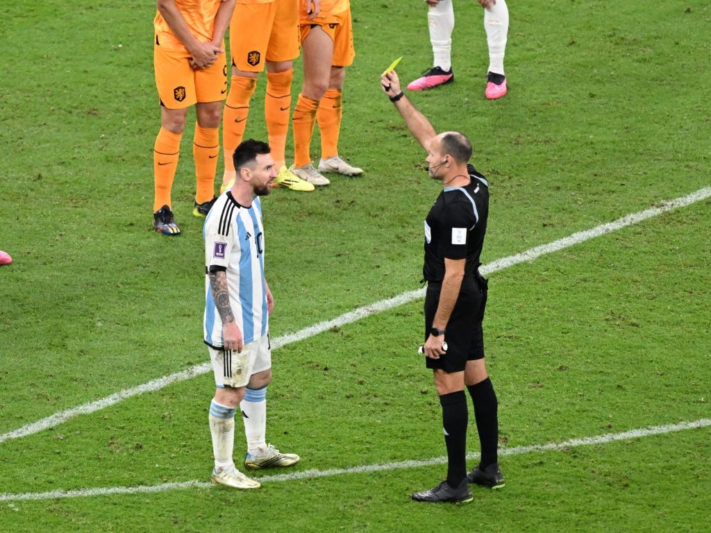 عام على مواجهة “الإثارة والبطاقات الملونة” بين الأرجنتين وهولندا بربع نهائي مونديال قطر