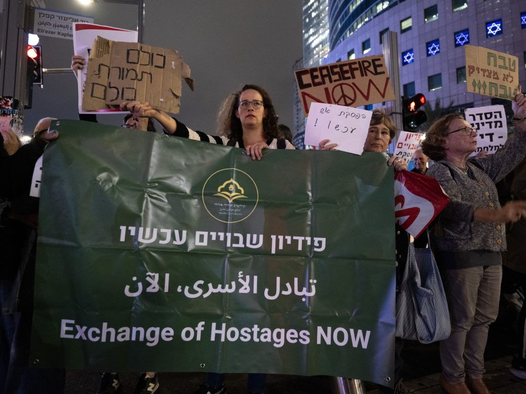 عائلات محتجزين إسرائيليين يطالبون بمساعدة دولية