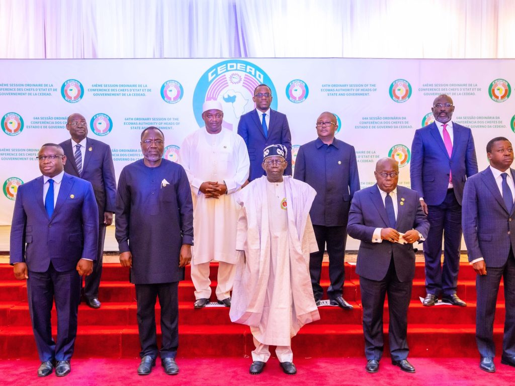 غابت باريس وحضرت واشنطن وموسكو.. 6 أسباب دفعت إيكواس للاعتراف بانقلاب النيجر