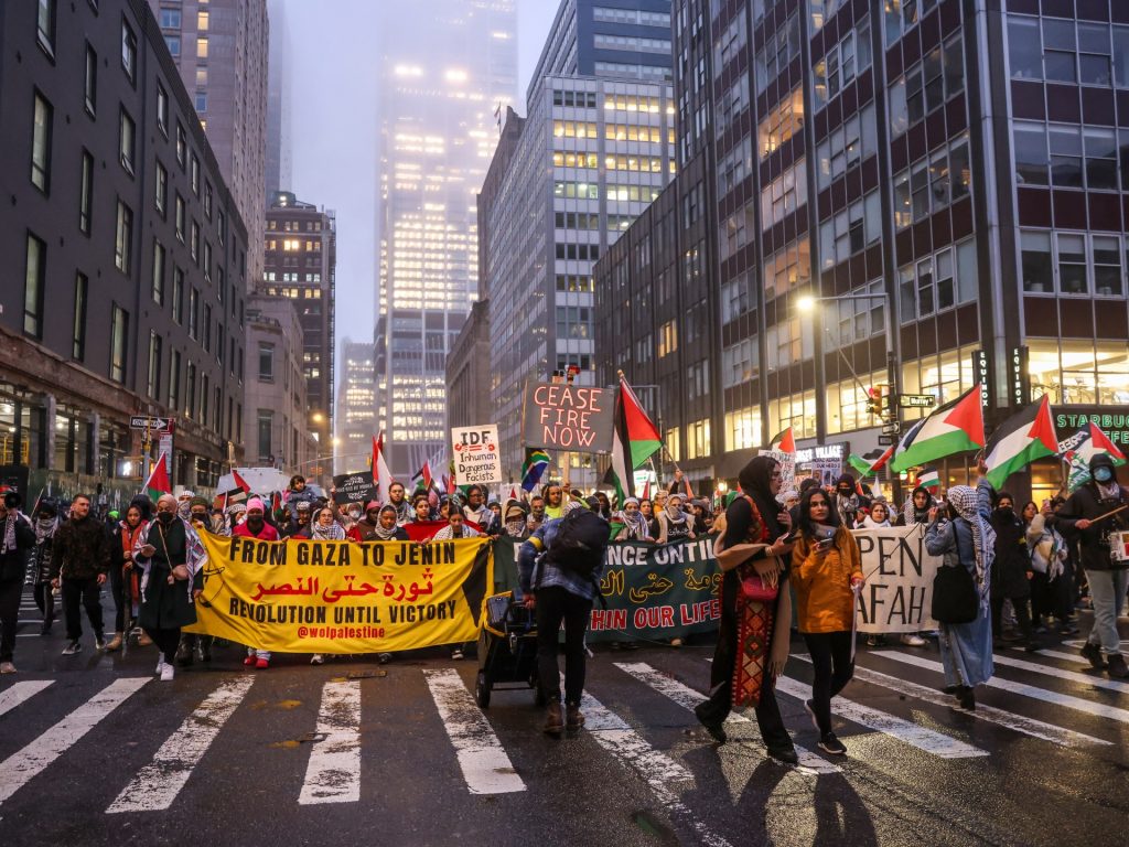 “أغرقوا نيويورك من أجل فلسطين”.. حراك يتظاهر تنديدا بالعدوان على عزة
