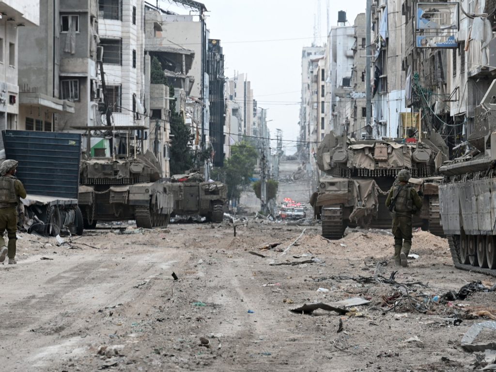 المقاومة تقصف بئر السبع وتستهدف آليات عسكرية في خان يونس