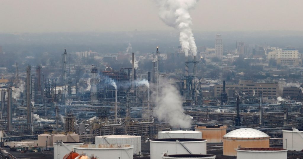 النفط يتجه إلى أطول تراجع أسبوعي في 5 سنوات