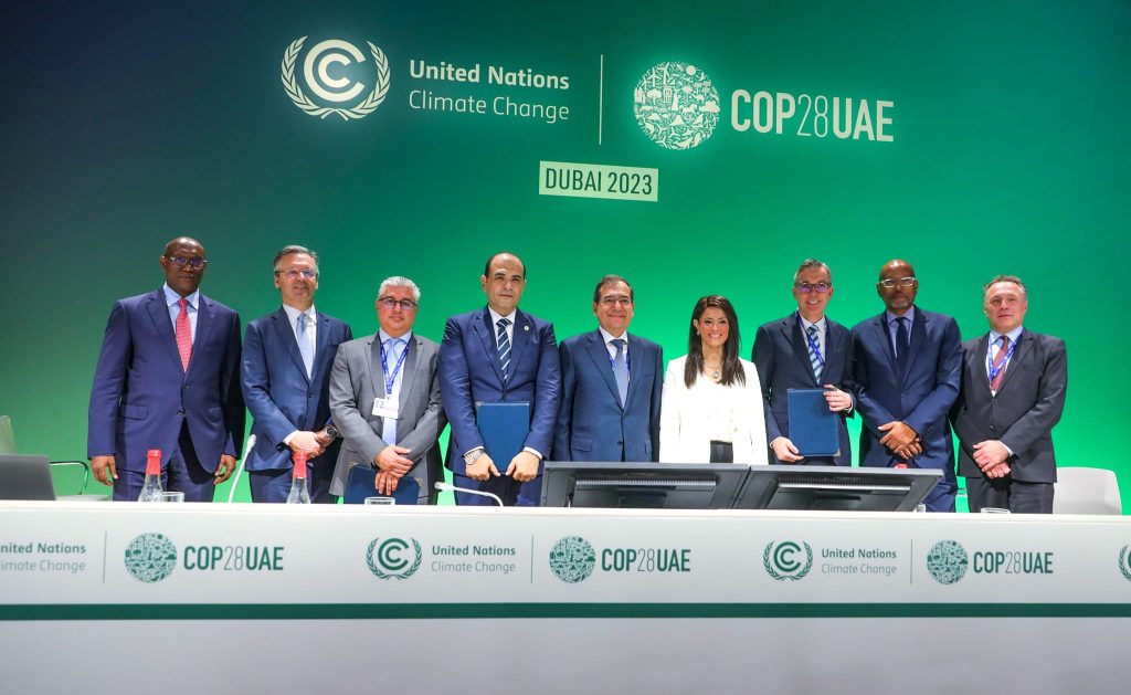 قناة السويس توقع مذكرة تفاهم بقيمة 1.1 مليار دولار لتزويد السفن بالوقود الأخضر