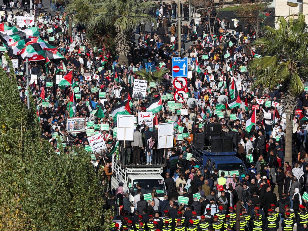 التضامن مع غزة يتواصل في مدن فلسطينية وعربية وإسلامية