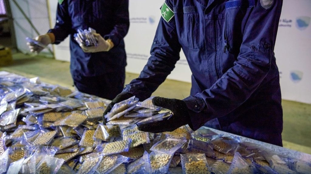 بالفيديو.. إحباط محاولتي تهريب أكثر من 250 ألف حبة كبتاجون بمنفذ الحديثة