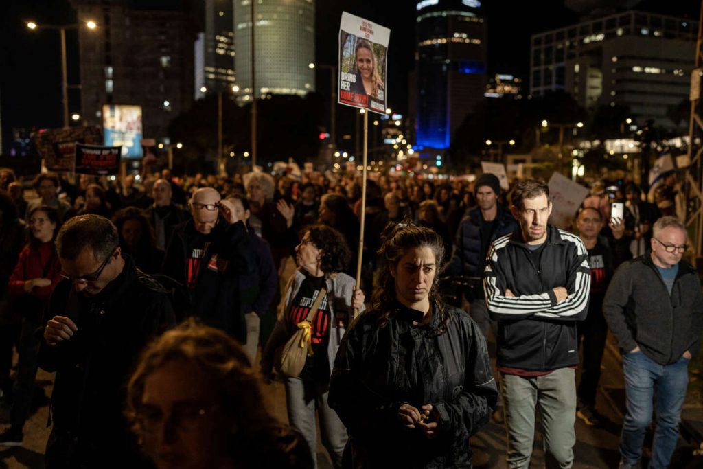 عائلات الرهائن الذين أسرتهم حماس يتظاهرون في تل أبيب