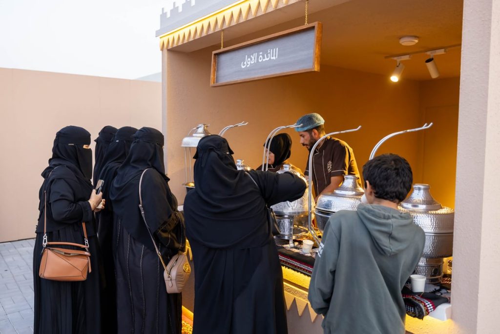 زوار مهرجان الوليمة للطعام السعودي يتعرفون على أسرار الأكلات الحائلية