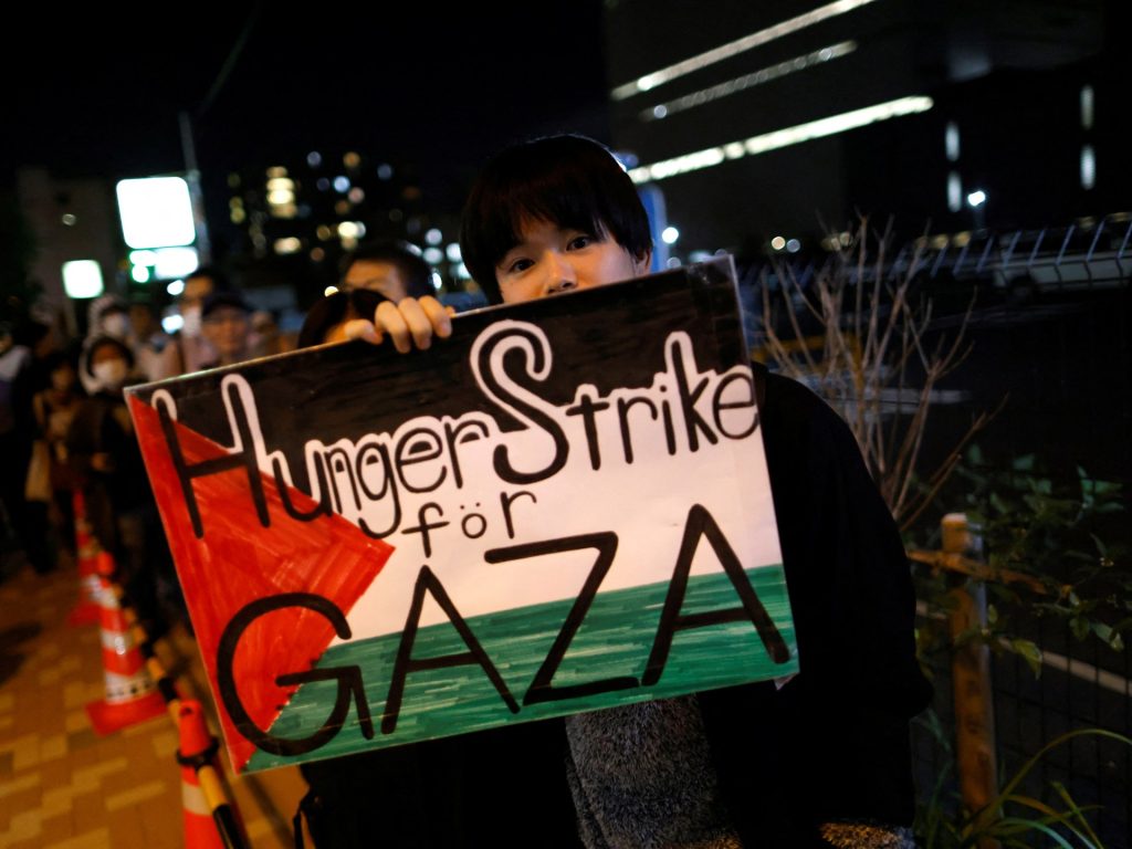 تذكِّره بهيروشيما.. شاعر ياباني يضرب عن الطعام تضامنا مع غزة