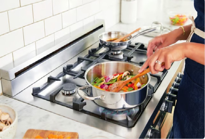 أخصائي تغذية يحذر: تسخين الطعام جزئيًا ينشط البكتيريا