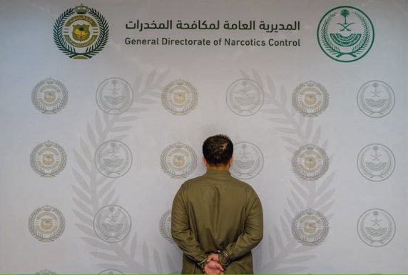 القبض على شخص بمحافظة جدة لترويجه مادة الحشيش المخدر وأقراصًا خاضعة لتنظيم التداول الطبي