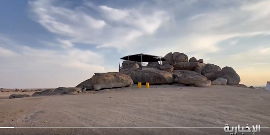 «غار الشفاء».. كتلة صخرية عملاقة تزين صحراء وادي العمق (فيديو)