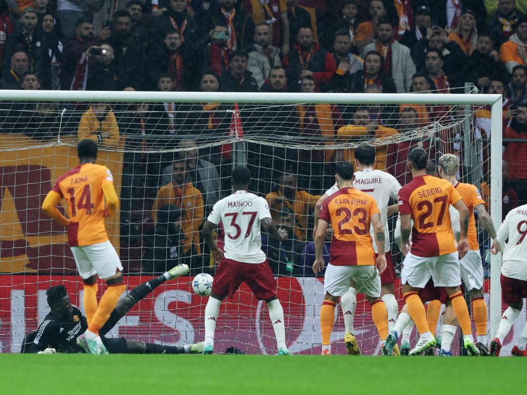 جماهير مان يونايتد تتعاطف مع الحارس أونانا رغم هفواته