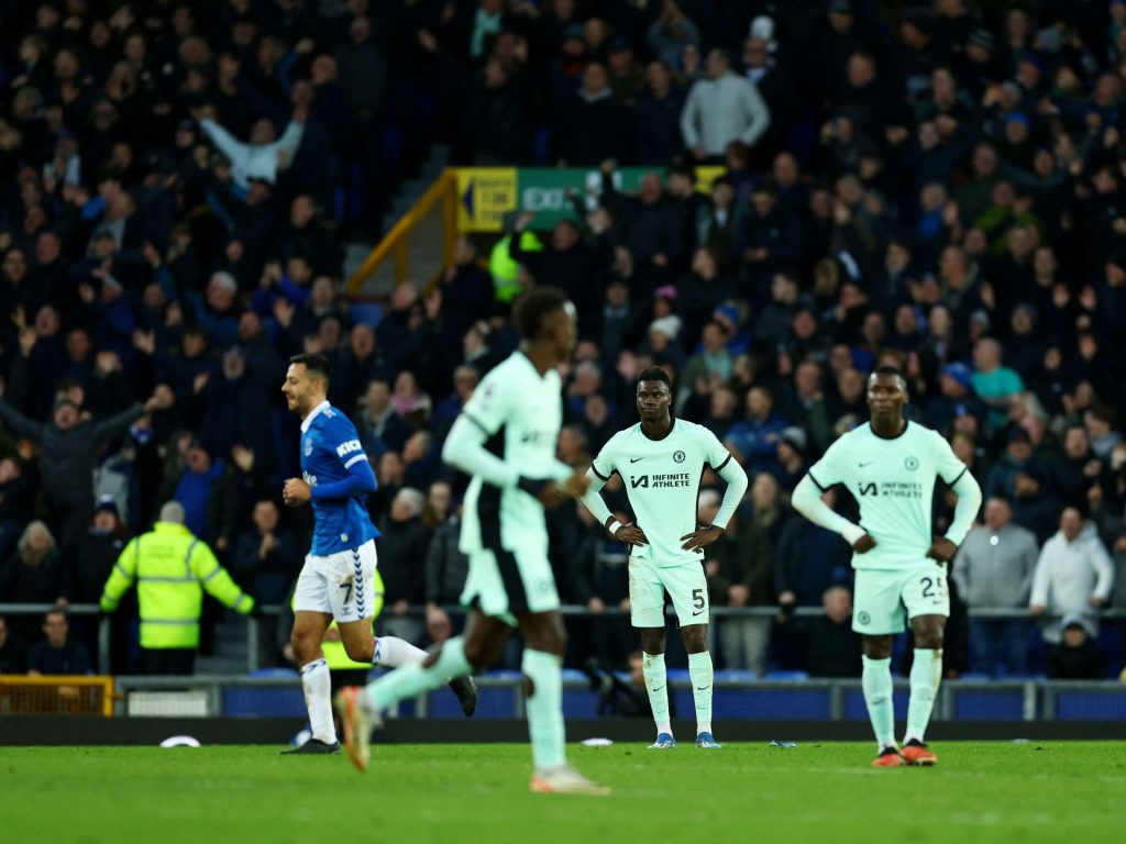 هتافات مهينة وسخرية من الفقر والبطالة في “مرسيسايد” تتردد بجنبات ملعبي ليفربول وإيفرتون