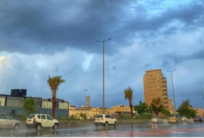 الأرصاد عن طقس الجمعة: أمطار رعدية مسبوقة برياح مثيرة للأتربة على عدة مناطق