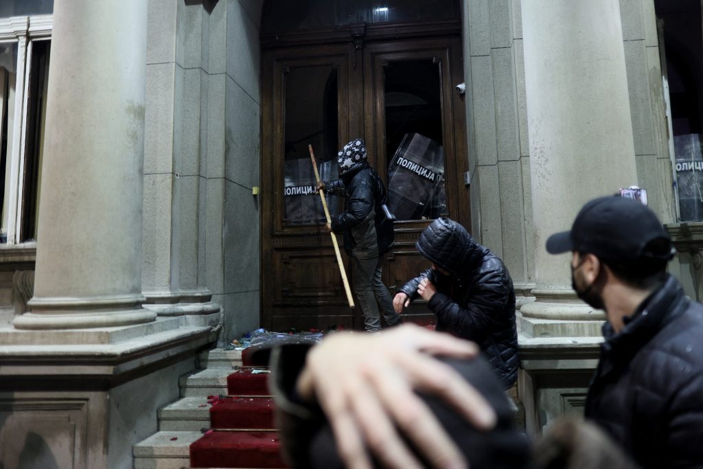 رفضا للانتخابات.. صدامات في العاصمة الصربية