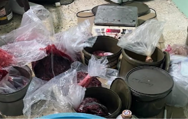 «التجارة»: ضبط عمالة مخالفة تمارس الغش في المعسل بمحافظة المجمعة