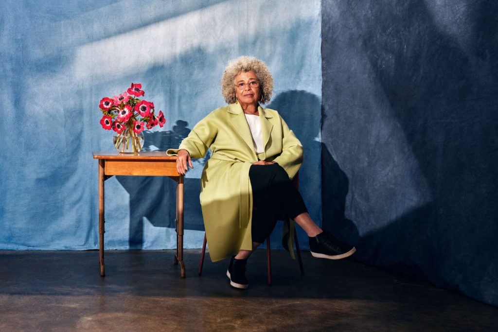 أنجيلا ديفيس، ناشطة أمريكية: “الثورات لا تحدث بتلويح العصا السحرية”