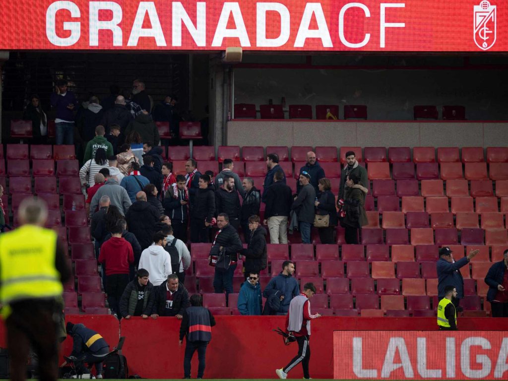 وفاة مشجع في المدرجات توقف مباراة غرناطة وأتلتيك بلباو بالليغا