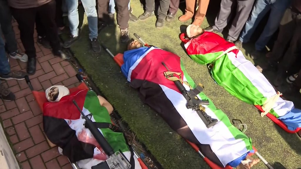 الاحتلال يشن حملة اقتحامات جديدة بالضفة ومخيم الفارعة يشيع شهداءه